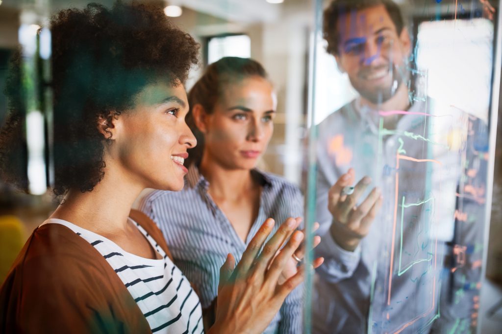 People in conversation representing cognitive health and mental clarity support